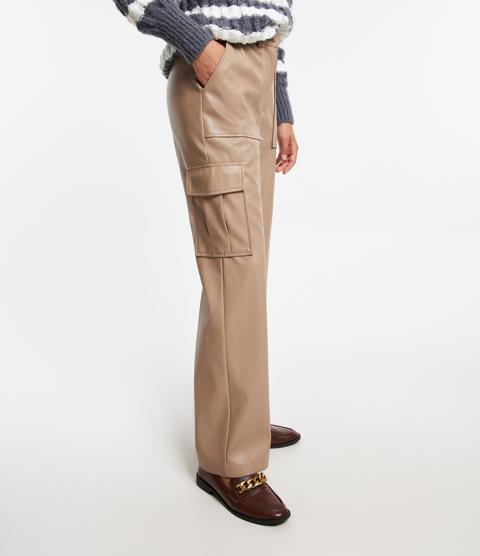 Calça Reta em Material Sintético com Bolsos Laterais Bege 4