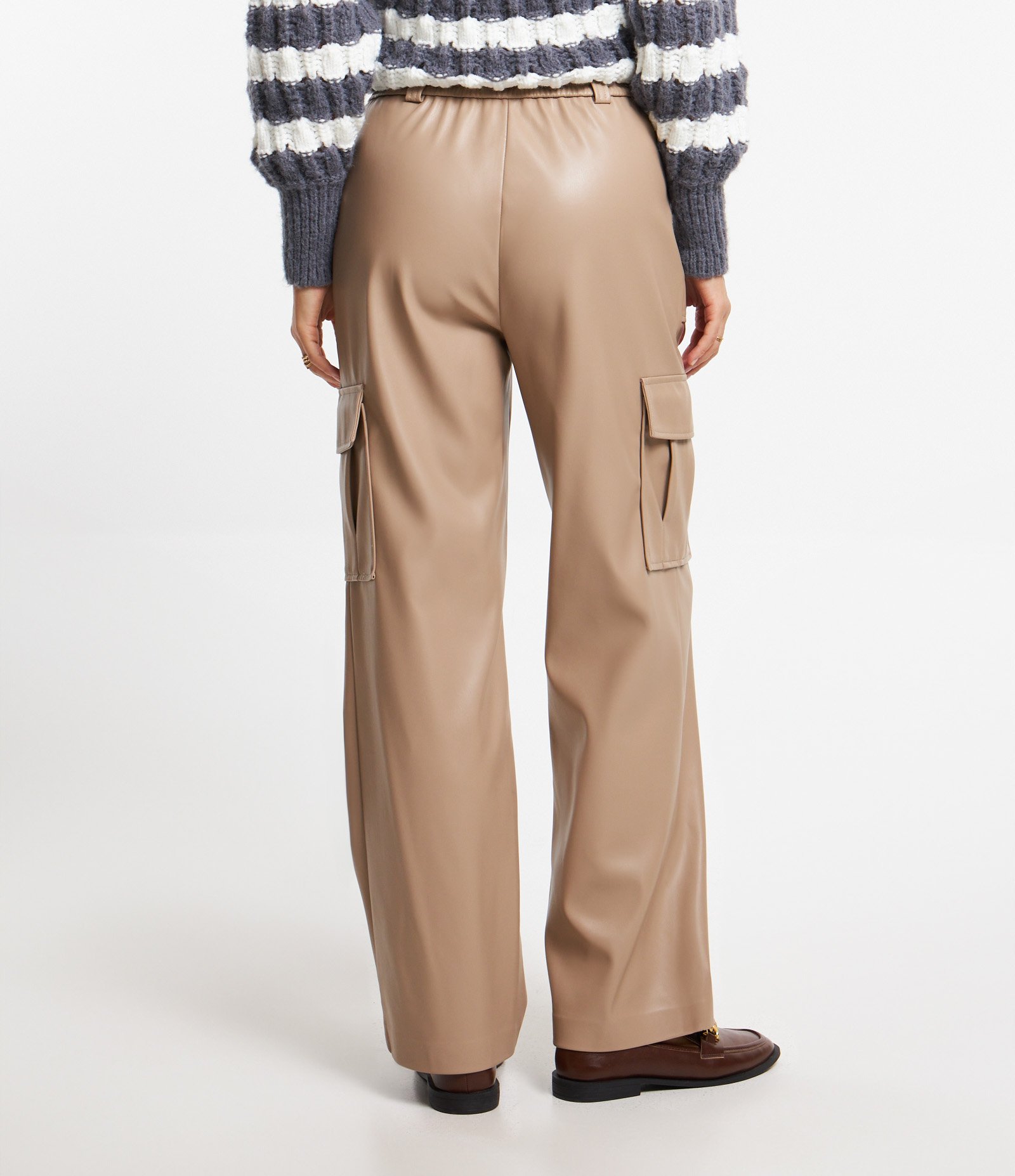 Calça Reta em Material Sintético com Bolsos Laterais Bege 5