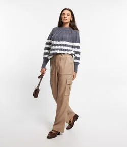 Calça Reta em Material Sintético com Bolsos Laterais