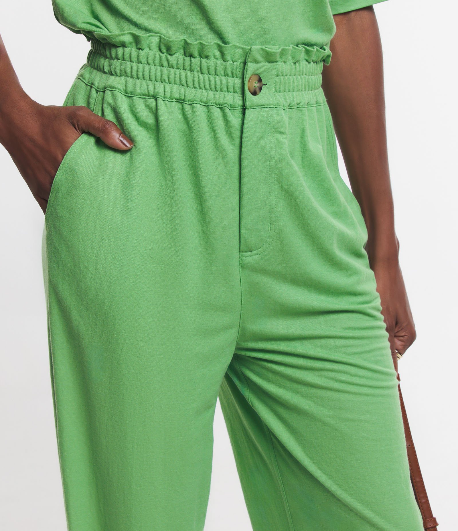 Calça Cenoura em Orly com Cós Elástico Verde 3