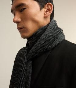 Cachecol em Tricô com Franjas e Efeito Mescla