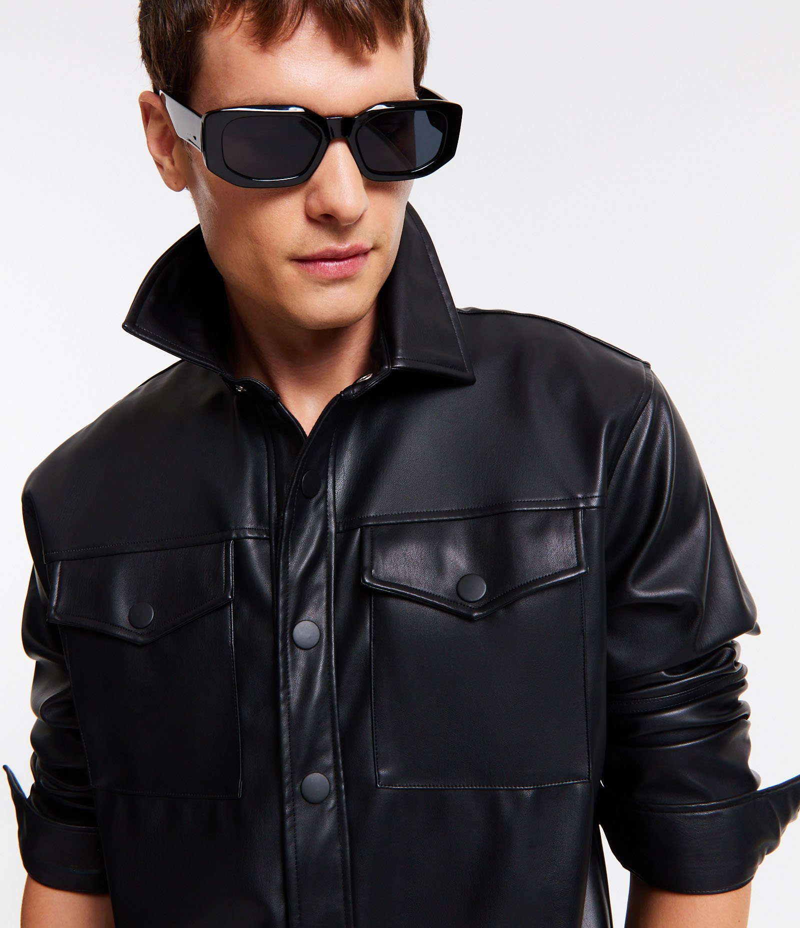 Camisa Overshirt com Bolsos de Lapela no Peito Preto 6