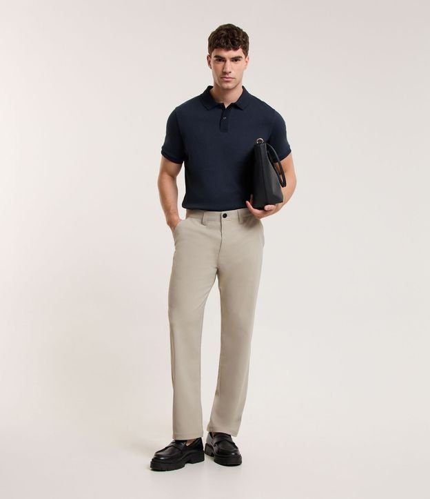 Calça em Sarja com Stretch e Bolsos Faca