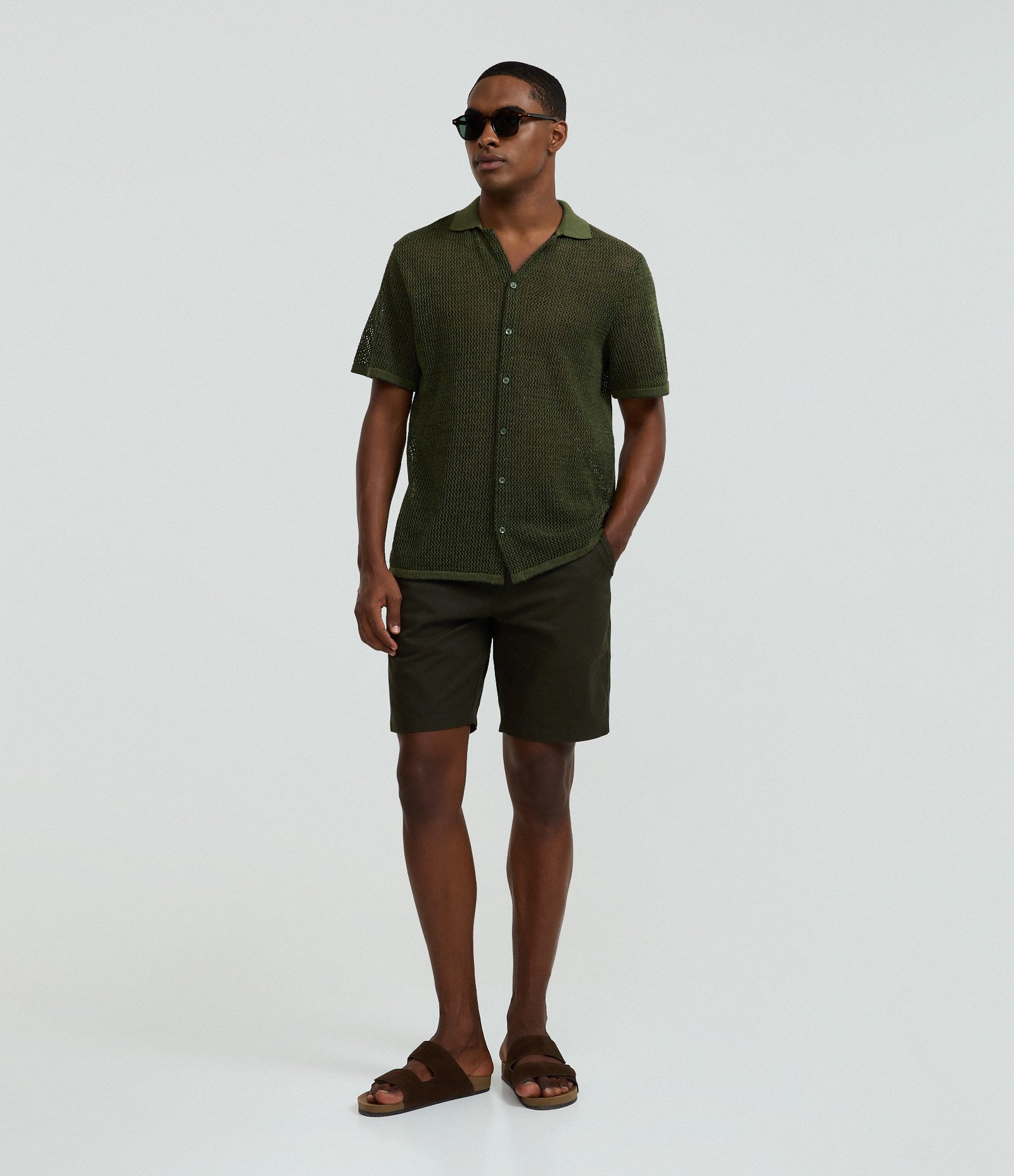 Bermuda Reta em Sarja com Bolso Verde Escuro 1