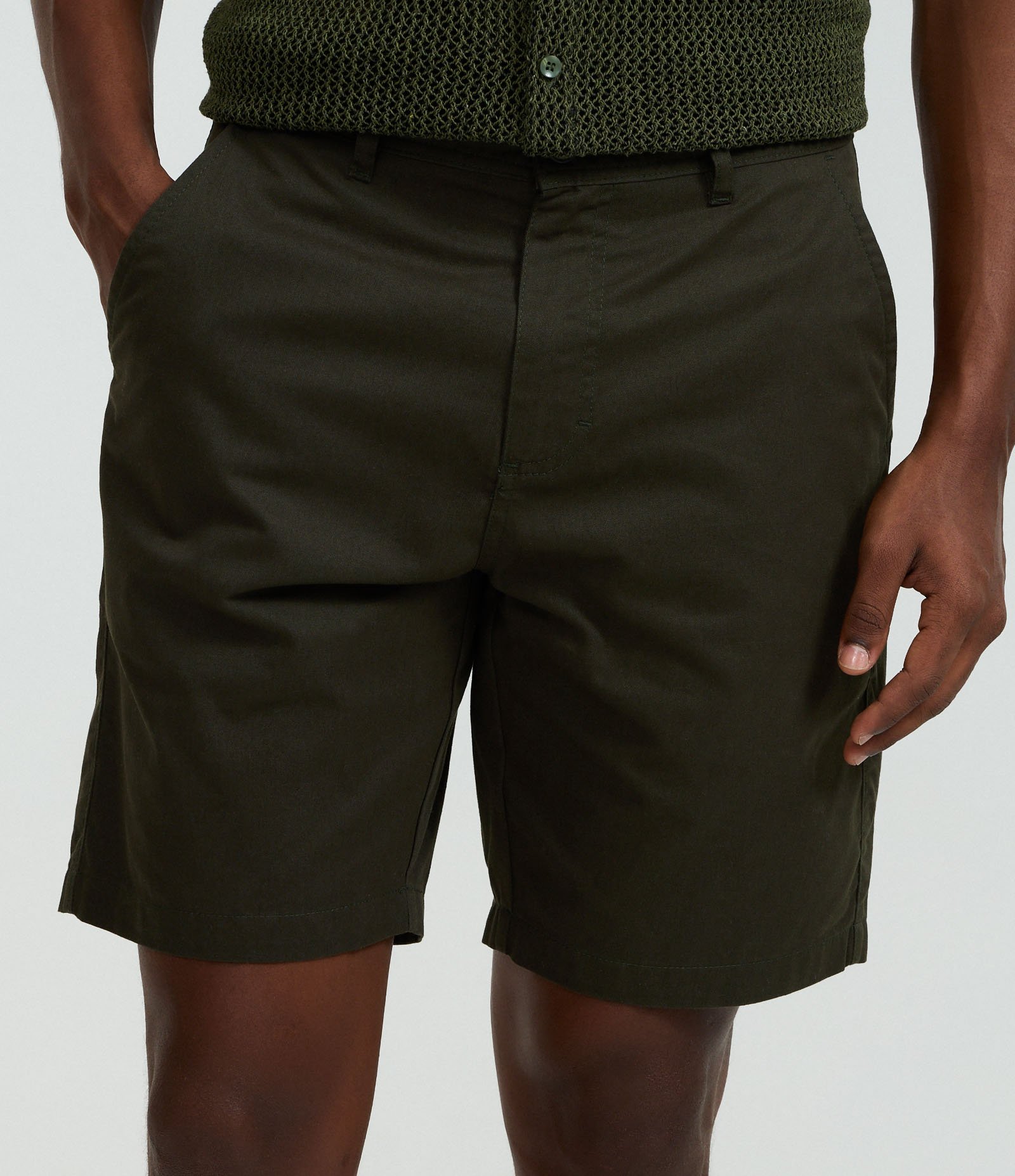 Bermuda Reta em Sarja com Bolso Verde Escuro 2