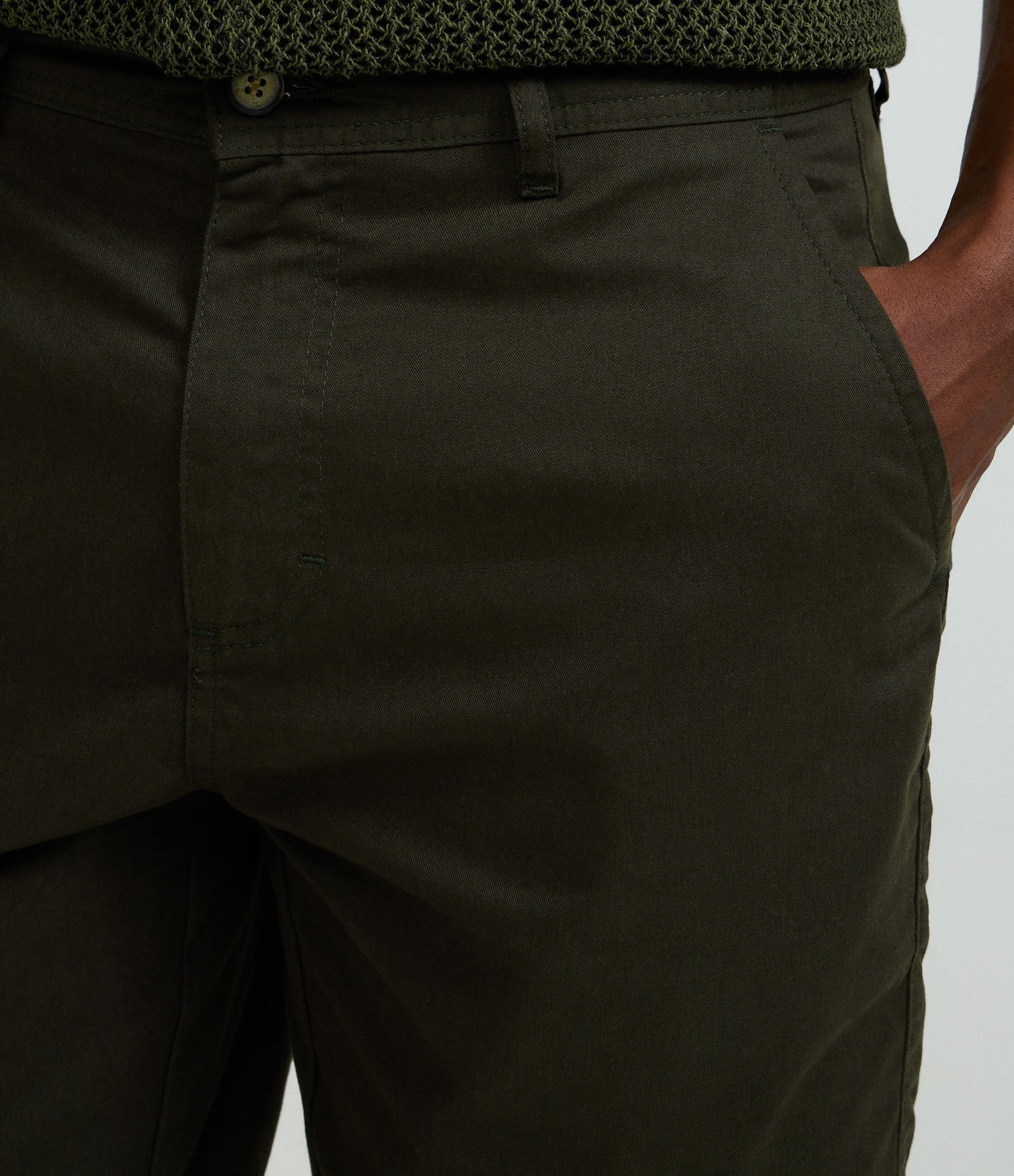 Bermuda Reta em Sarja com Bolso Verde Escuro 4