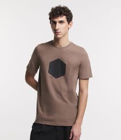 Camiseta Comfort em Meia Malha com Estampa de Cubo Texturizado