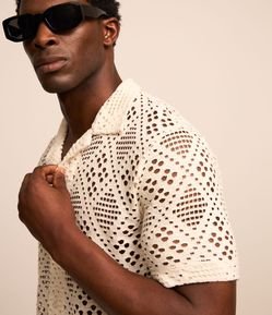 Camisa em Tricô com Textura Rústica e Gola Colarinho