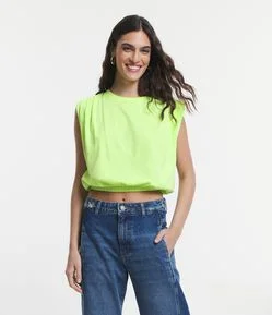 Blusa Cropped sem Mangas com Elástico na Barra e Pregas no Ombros