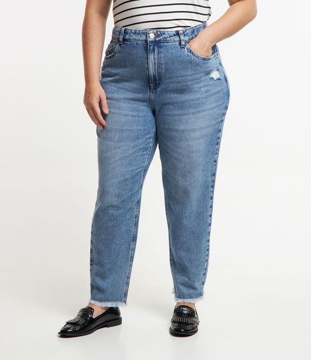 Calça Mom em Jeans Marmorizado e Barra de Franjinha Curve & Plus Size Azul Jeans 1