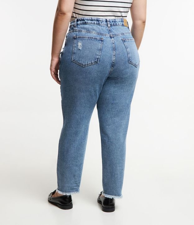Calça Mom em Jeans Marmorizado e Barra de Franjinha Curve & Plus Size Azul Jeans 2