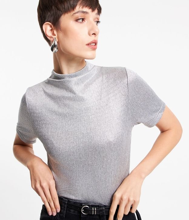 Blusa com Gola Alta e Superfície Metalizada
