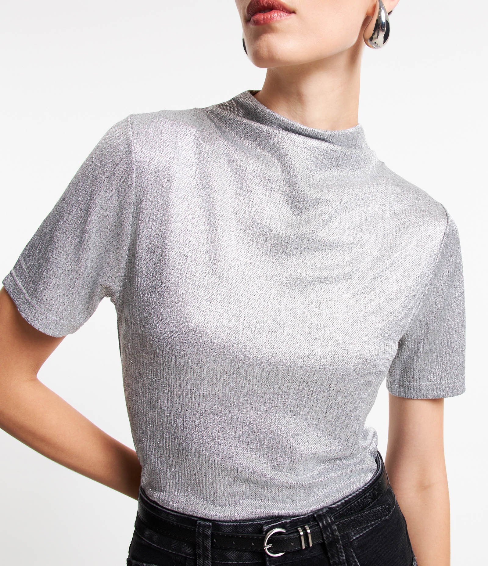 Blusa com Gola Alta e Superfície Metalizada Prata 3