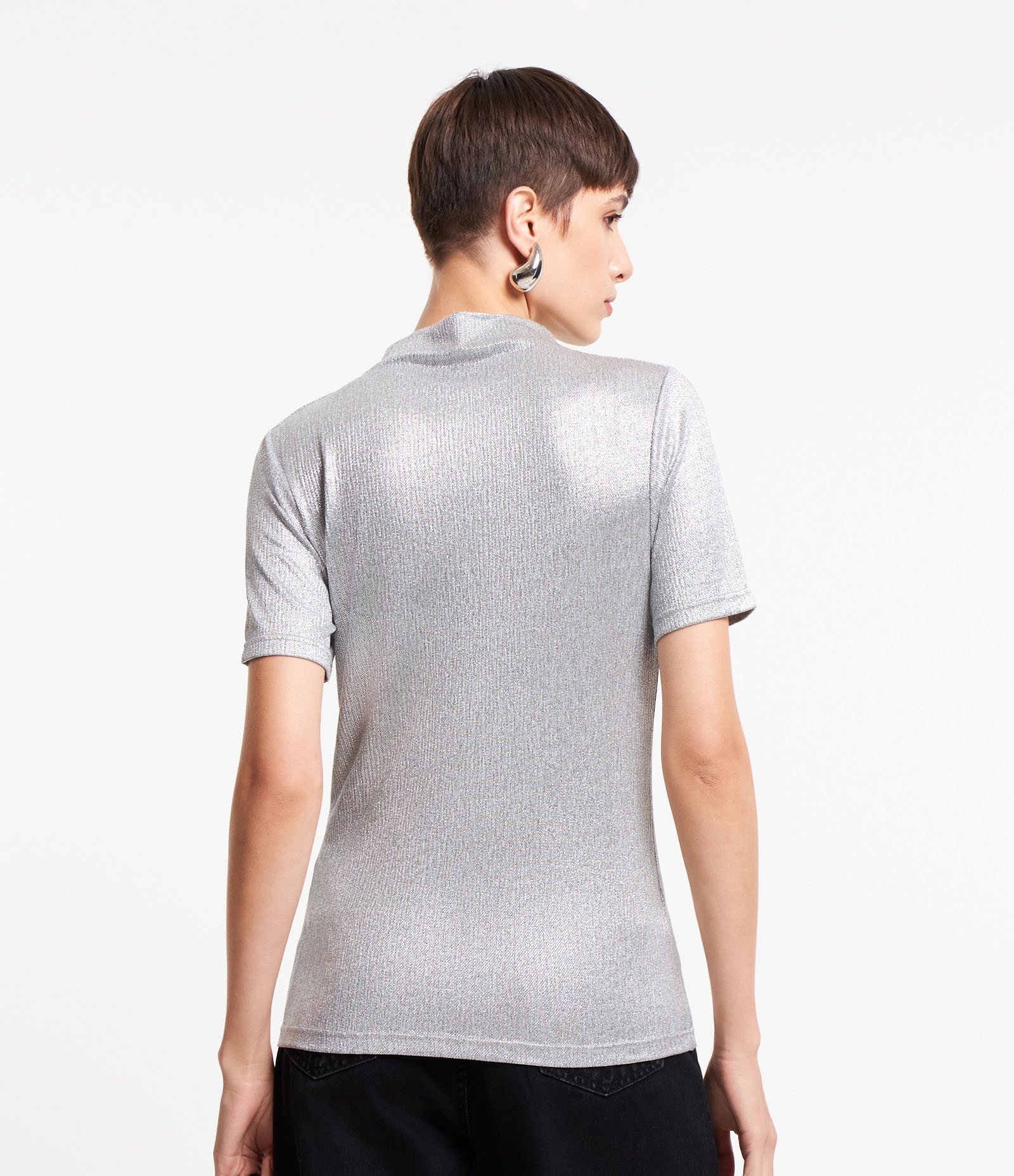 Blusa com Gola Alta e Superfície Metalizada Prata 4