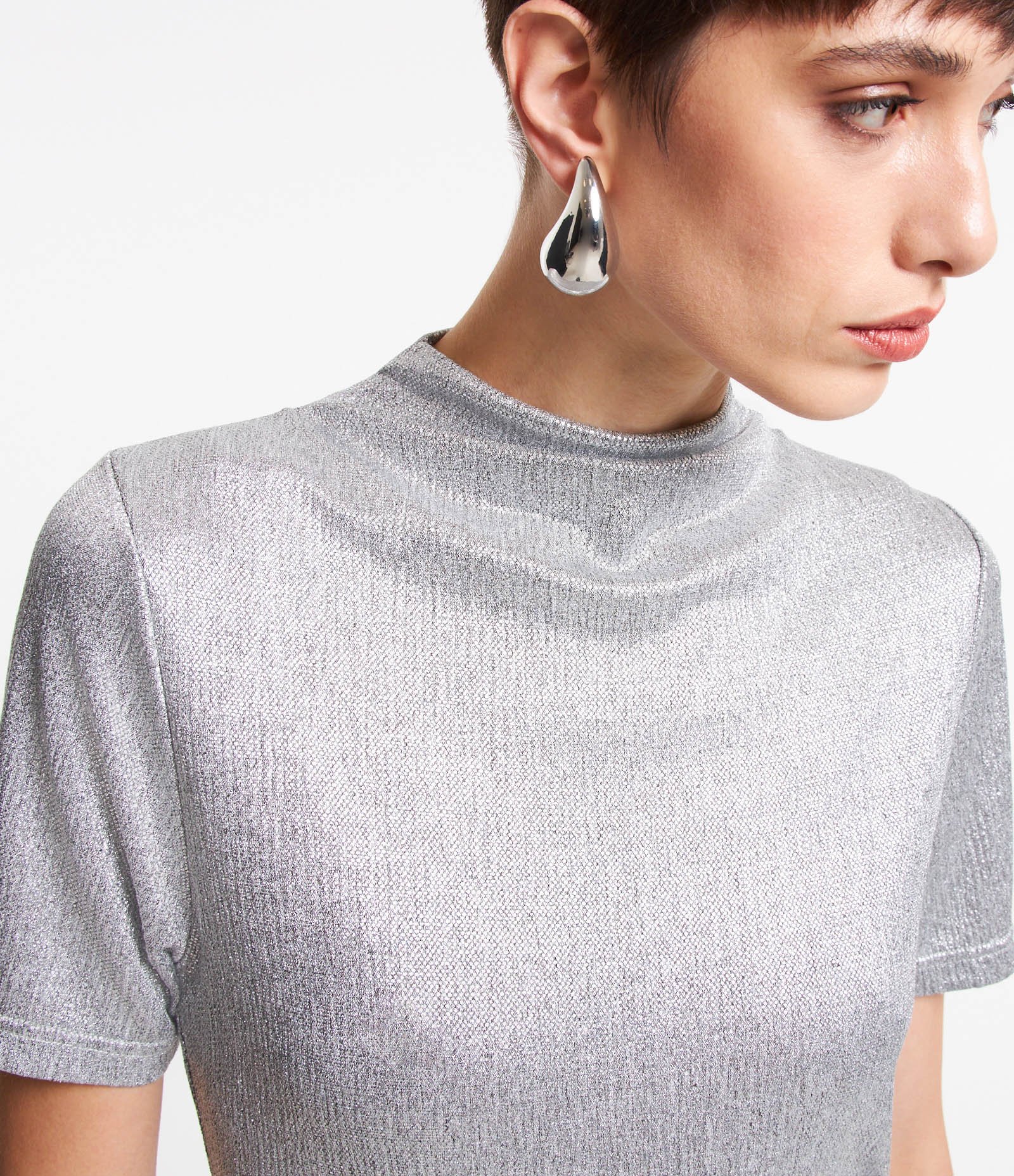 Blusa com Gola Alta e Superfície Metalizada Prata 5