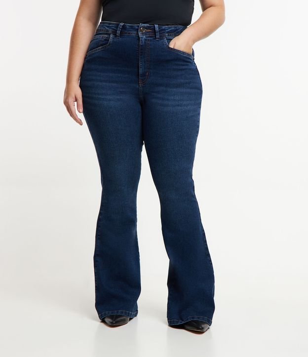 Calça Flare Jeans com Botão de Flor e Bolso Diferenciado Curve & Plus Size Azul 2