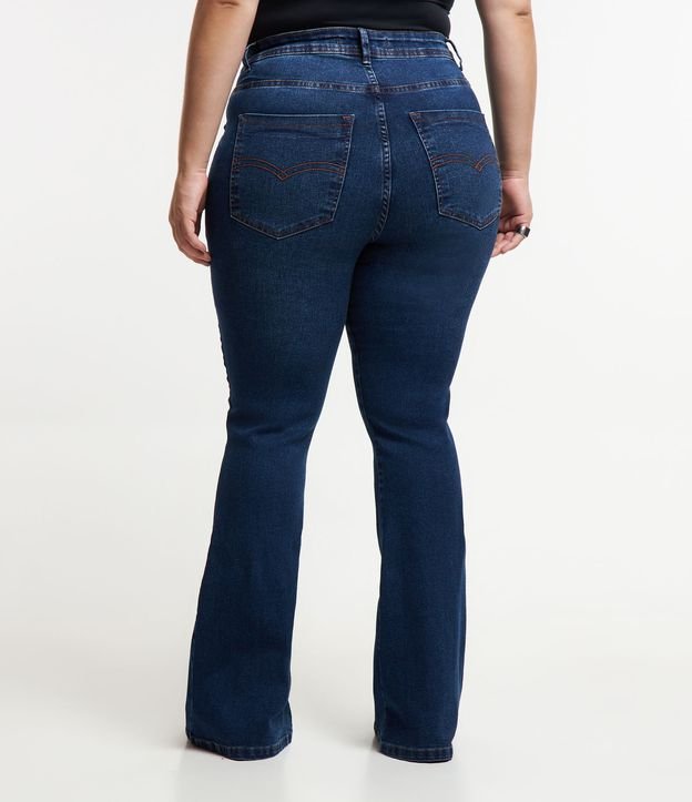 Calça Flare Jeans com Botão de Flor e Bolso Diferenciado Curve & Plus Size Azul 3