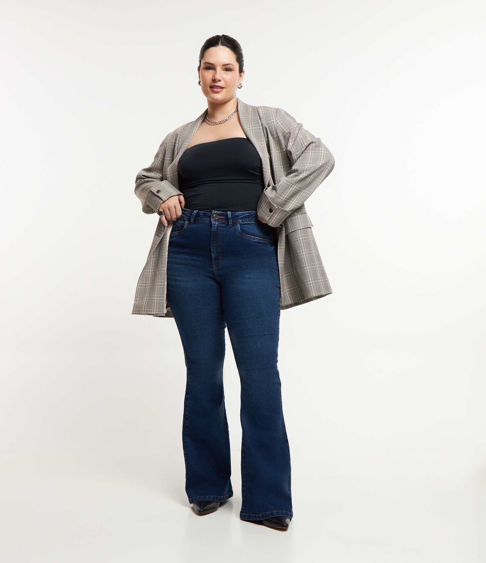 Calça Flare Jeans com Botão de Flor Curve & Plus Size Azul 1