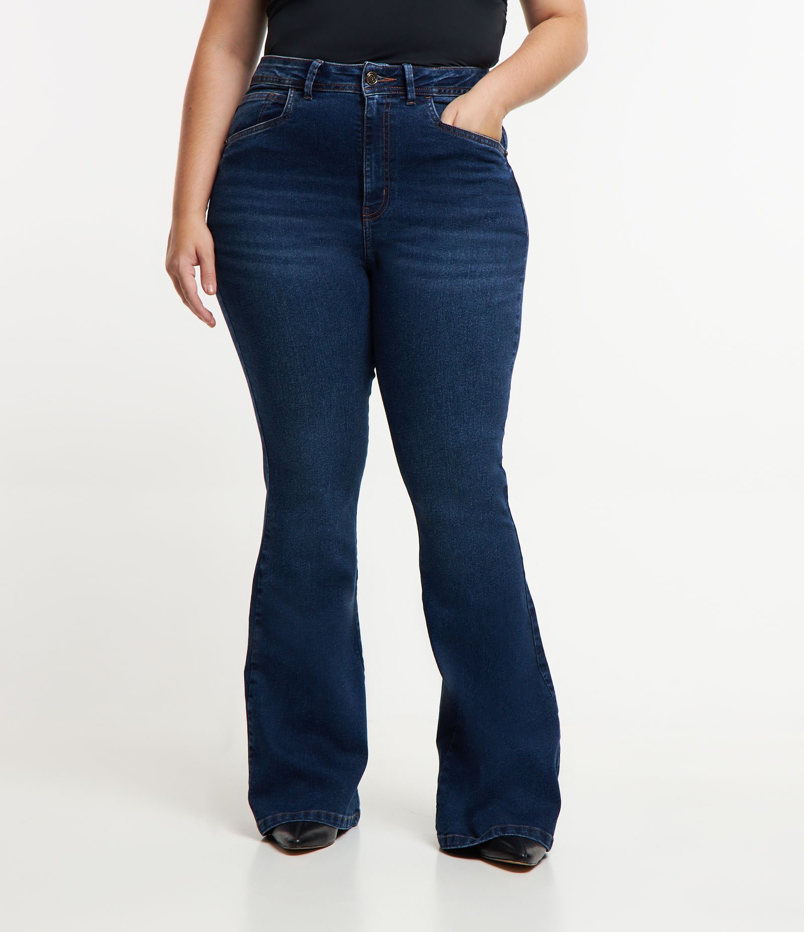 Calça Flare Jeans com Botão de Flor Curve & Plus Size Azul 2