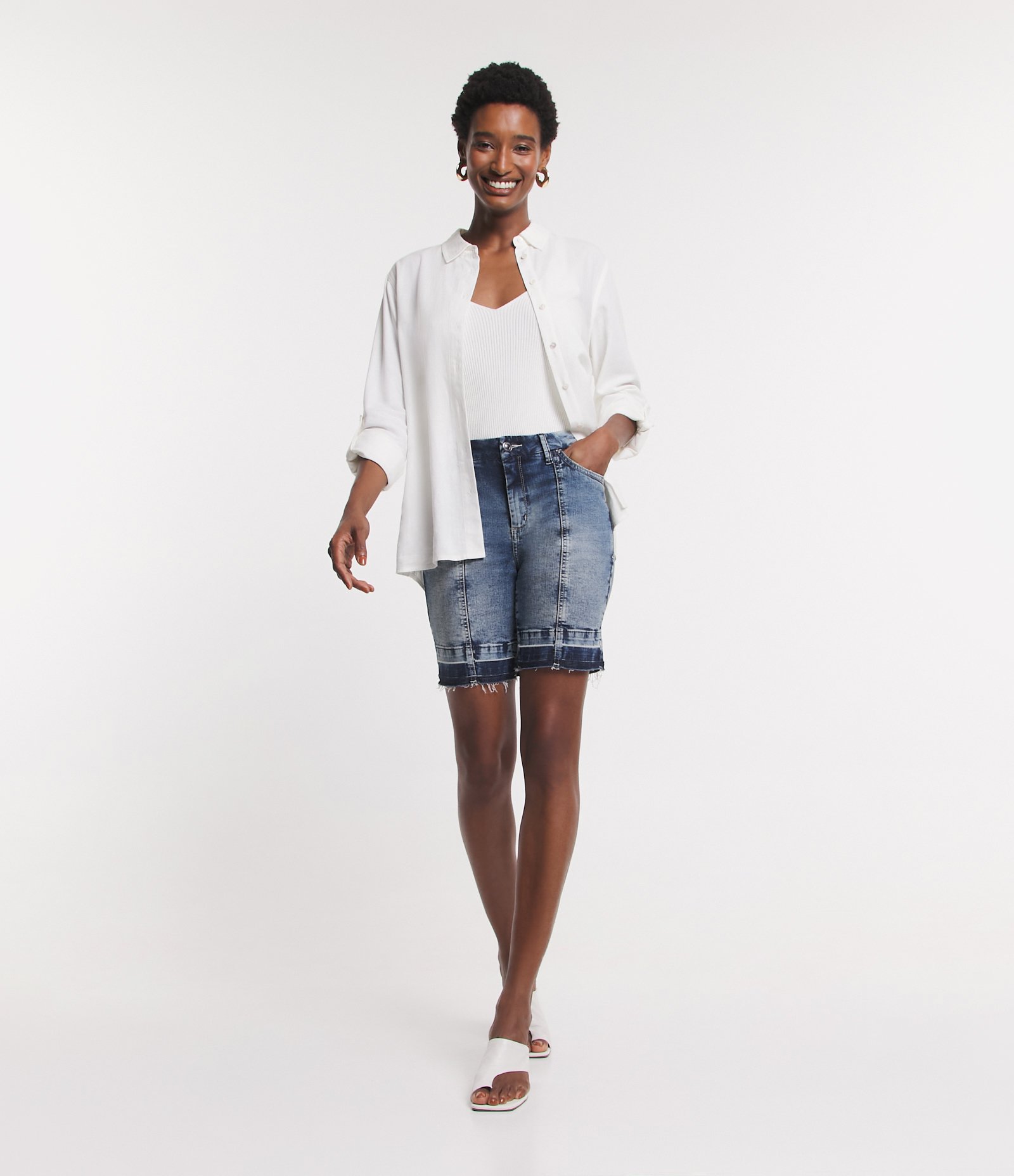 Short Jeans com Recortes e Barra Desfiada Azul 1