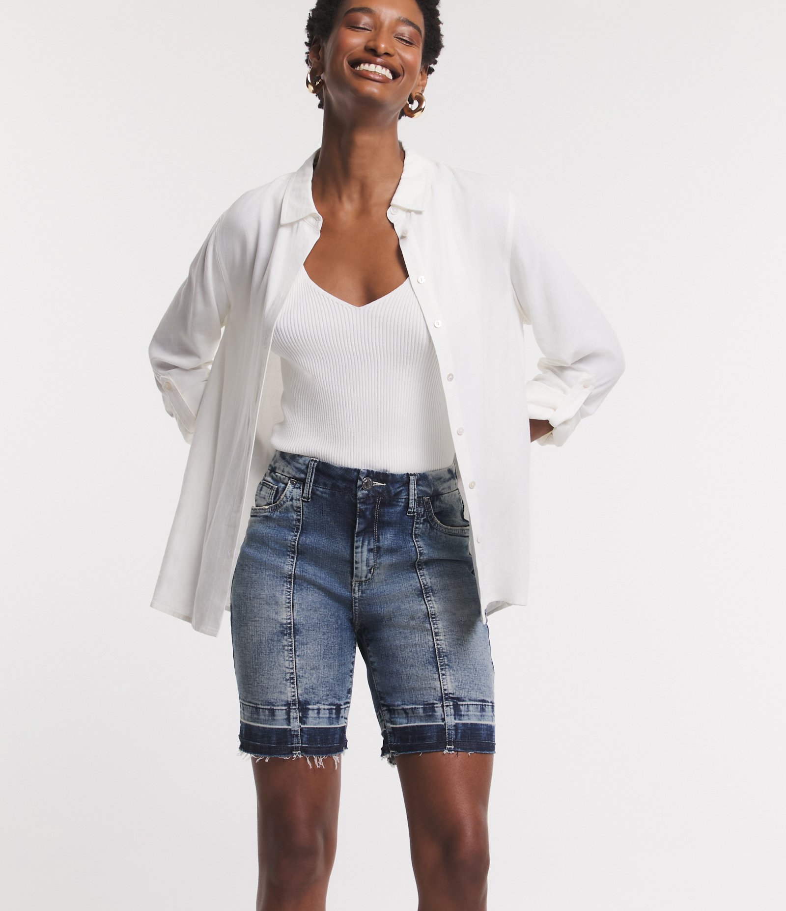 Short Jeans com Recortes e Barra Desfiada Azul 2