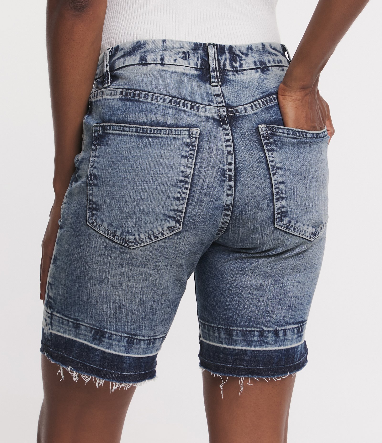 Short Jeans com Recortes e Barra Desfiada Azul 5