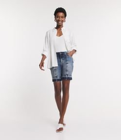 Short Jeans com Recortes e Barra Desfiada
