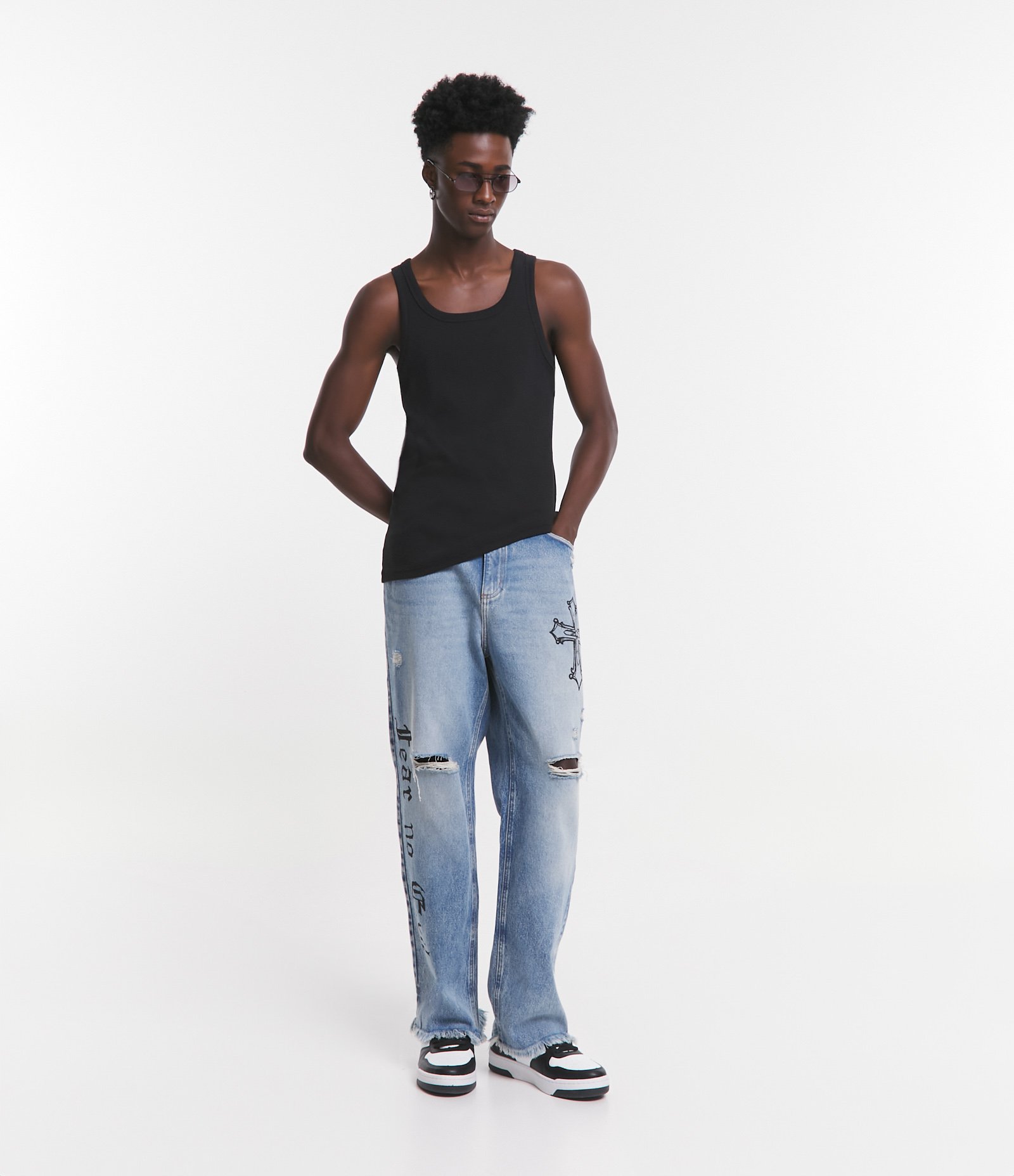 Calça Baggy em Jeans com Puídos e Estampa de Cruz e Lettering Azul 1