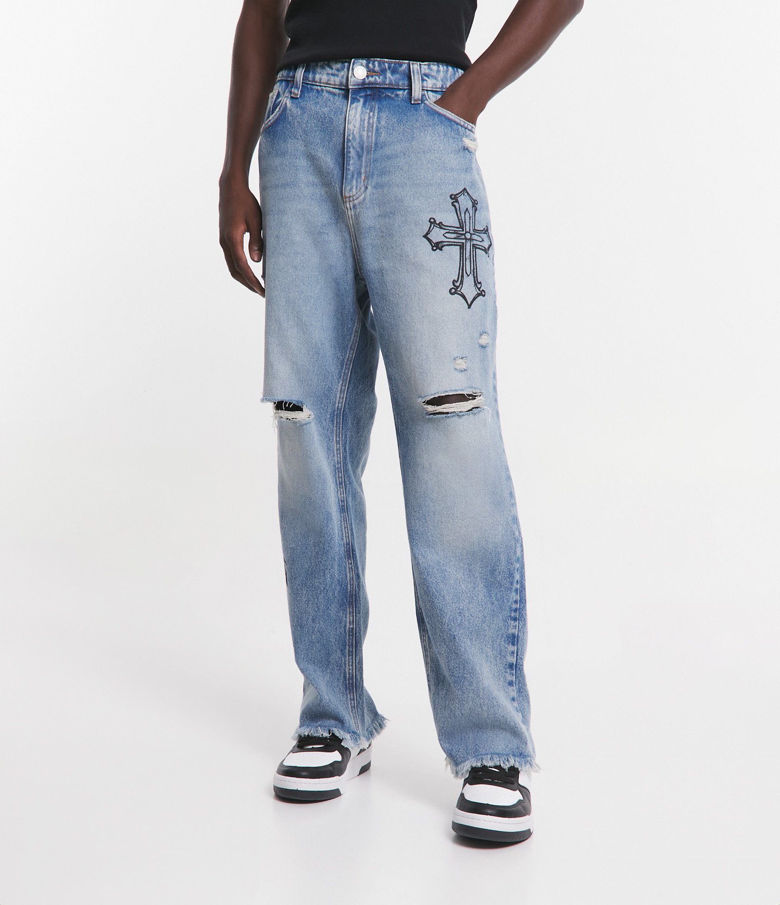 Calça Baggy em Jeans com Puídos e Estampa de Cruz e Lettering Azul 2