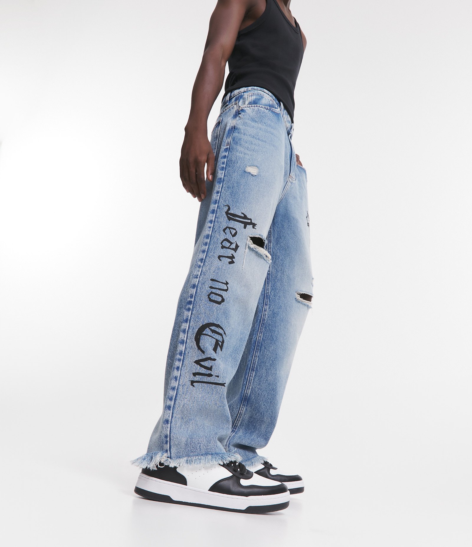 Calça Baggy em Jeans com Puídos e Estampa de Cruz e Lettering Azul 4