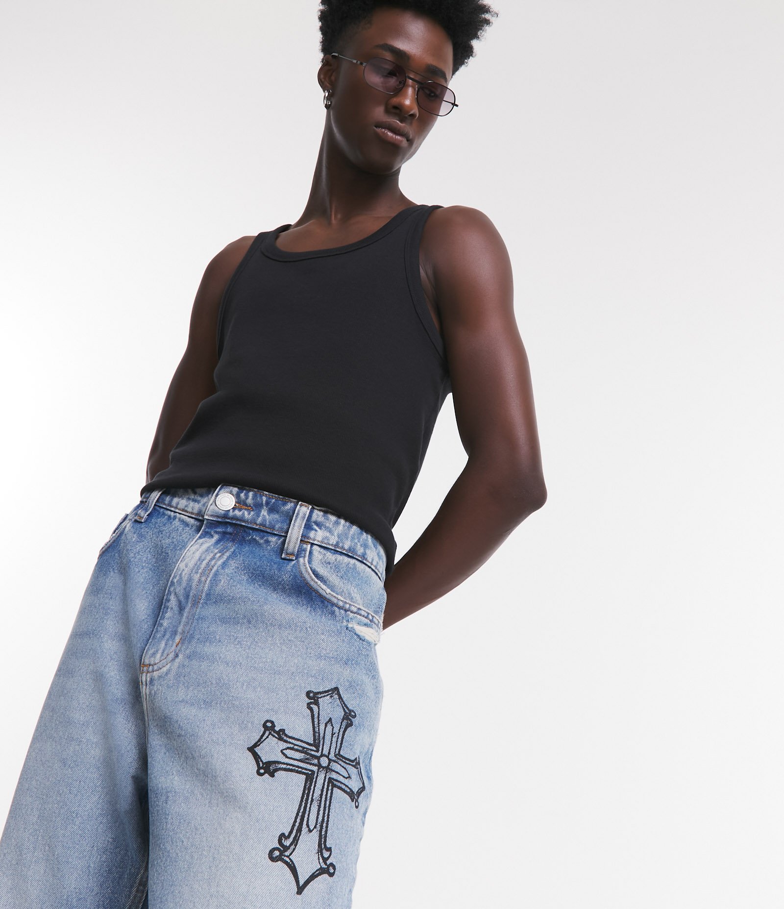Calça Baggy em Jeans com Puídos e Estampa de Cruz e Lettering Azul 5