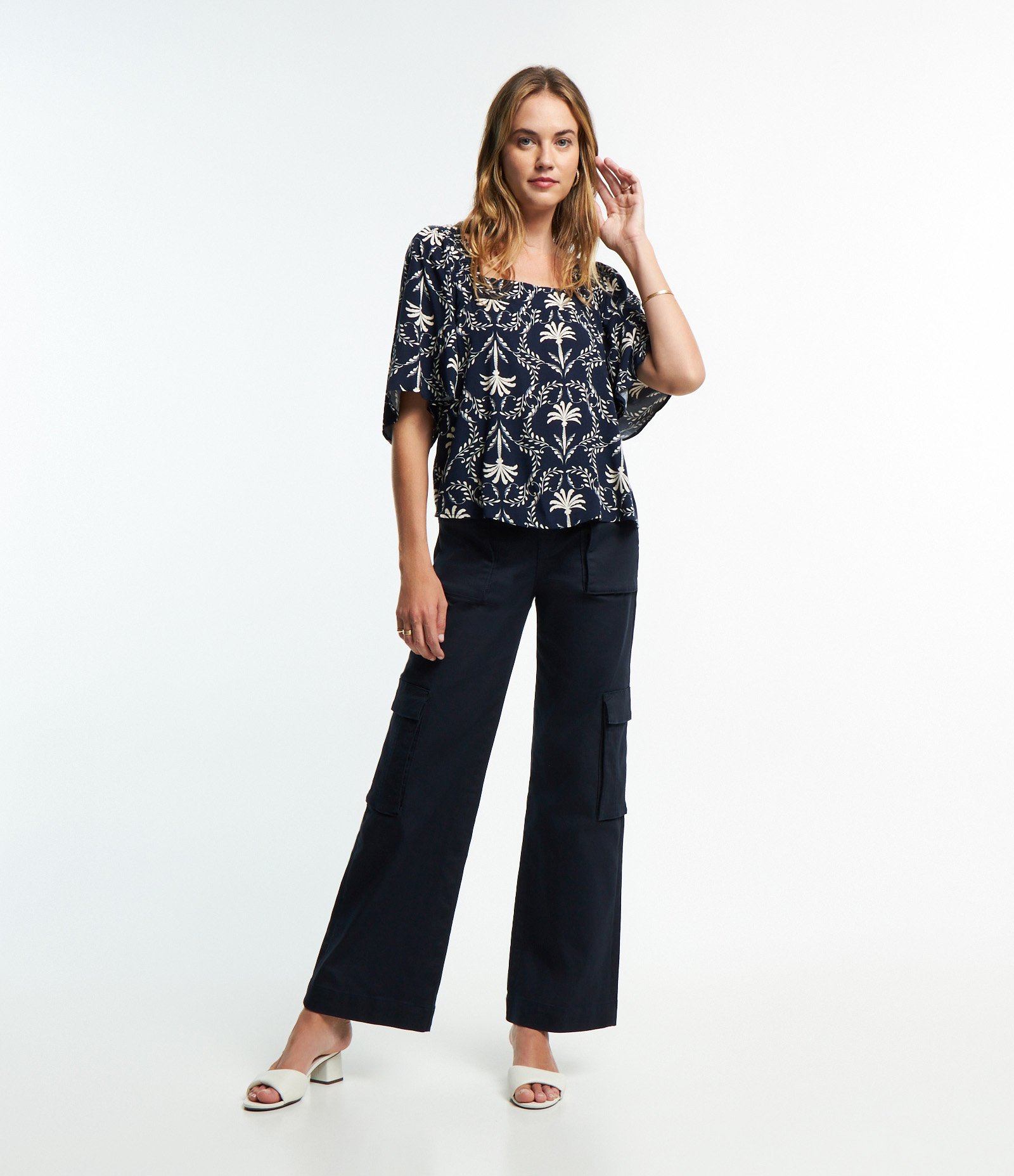 Blusa em Viscose com Estampa Coqueiros e Arabescos Azul 2