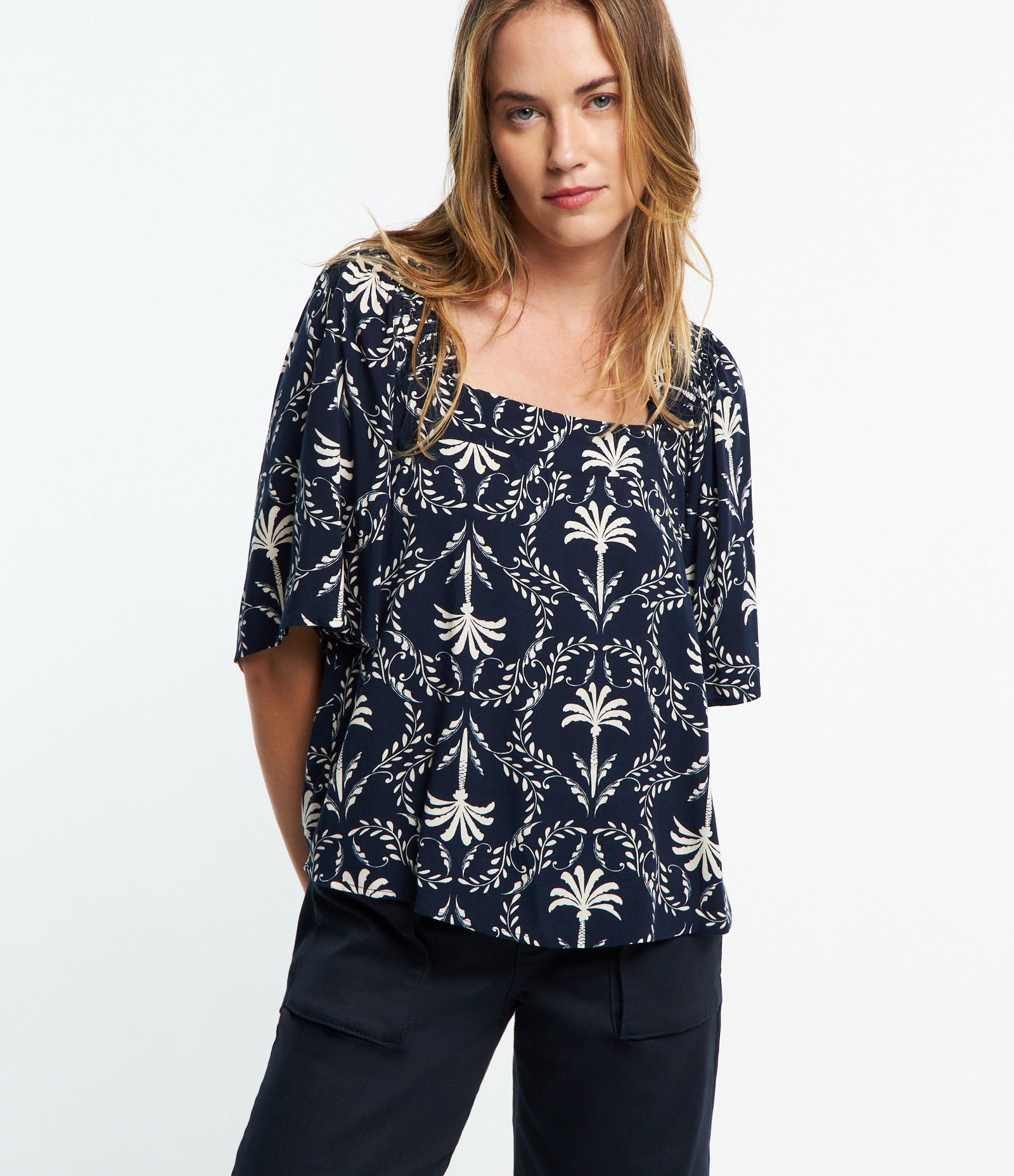 Blusa em Viscose com Estampa Coqueiros e Arabescos Azul 3