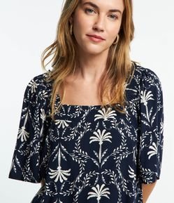 Blusa em Viscose com Estampa Coqueiros e Arabescos