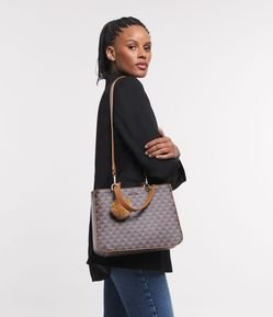 Bolsa Satchel Média com Alças Duplas Estampa de Triângulos e Pompom