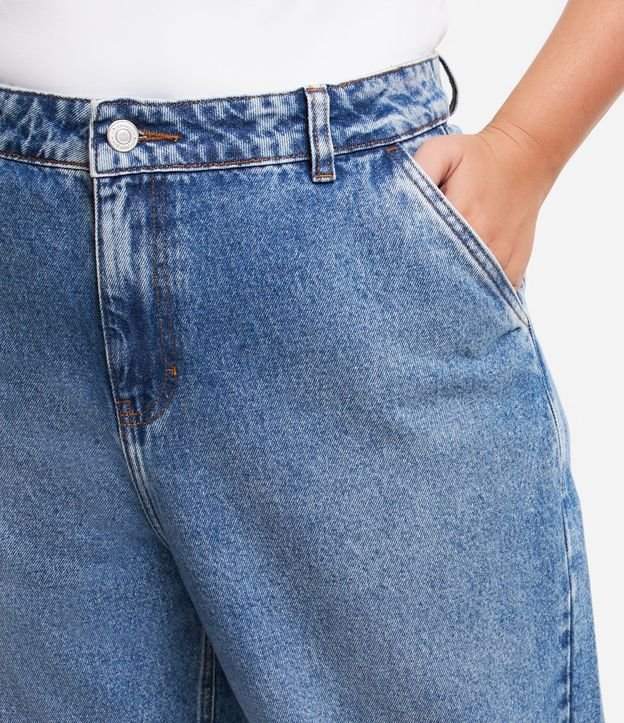 Calça Anos 90 em Jeans com Lavagem Marmorizada Curve & Plus Size Azul Jeans 4