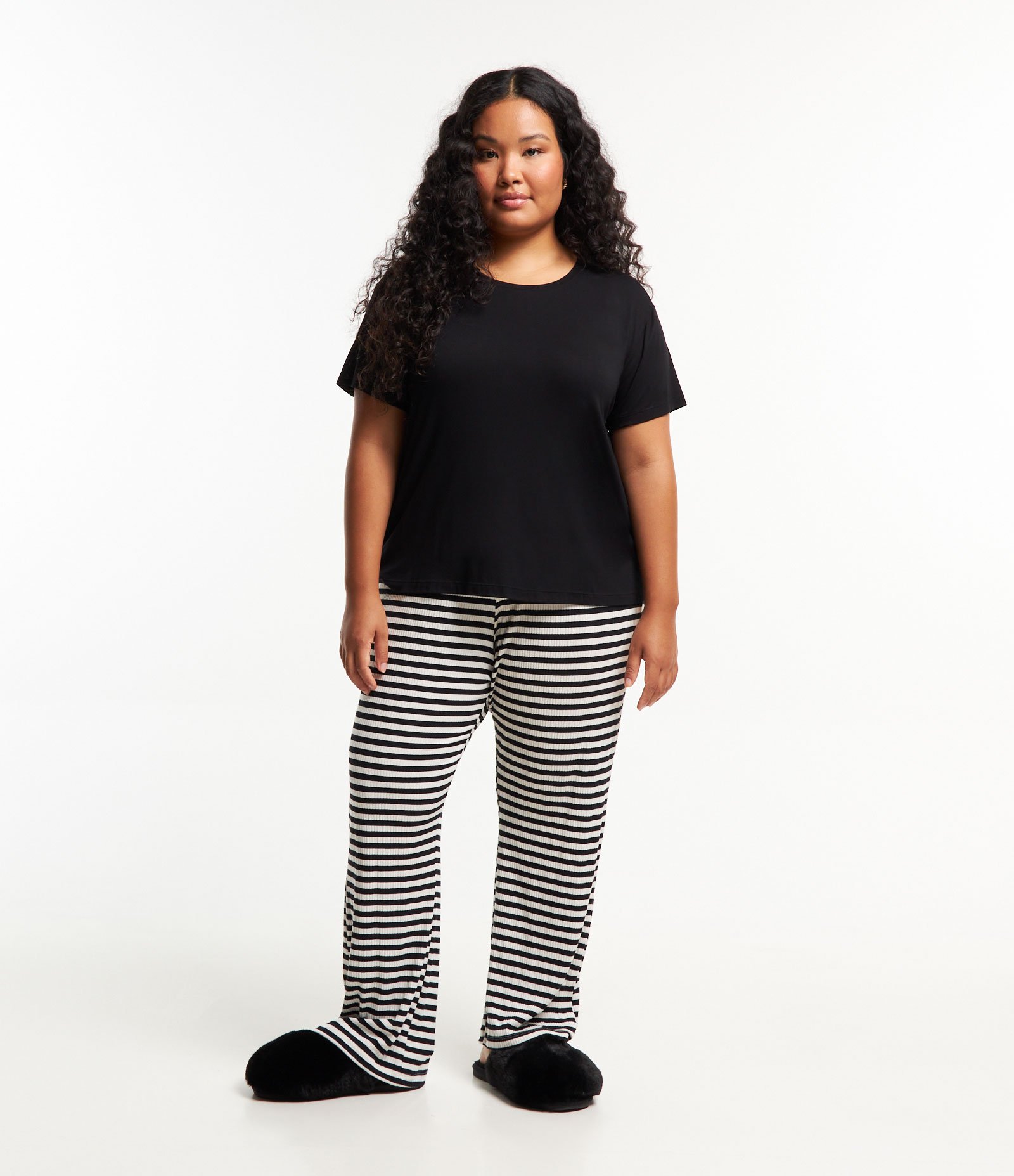 Pijama em Viscose com Lettering e Listras Curve & Plus Size Preto 1