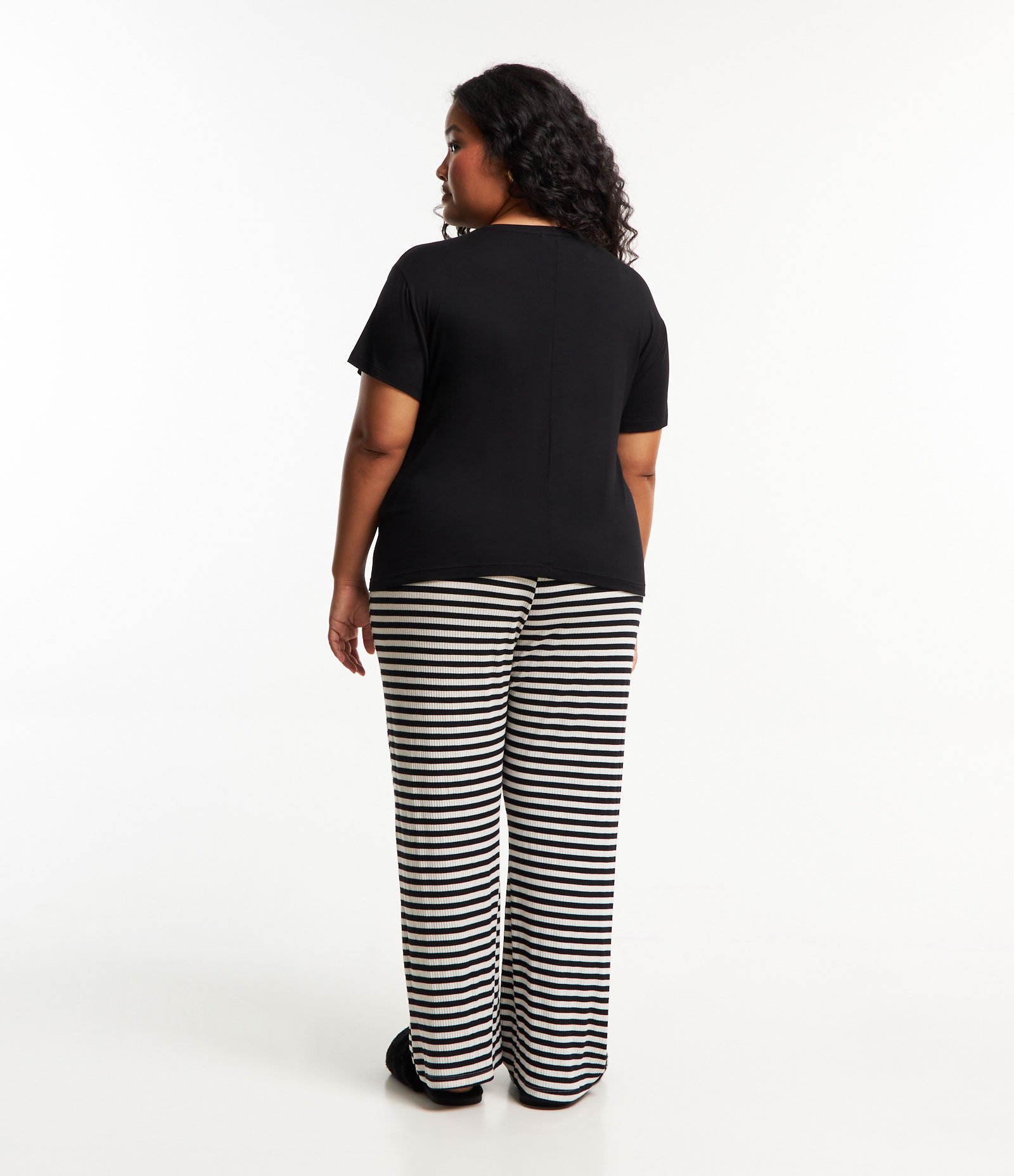 Pijama em Viscose com Lettering e Listras Curve & Plus Size Preto 2