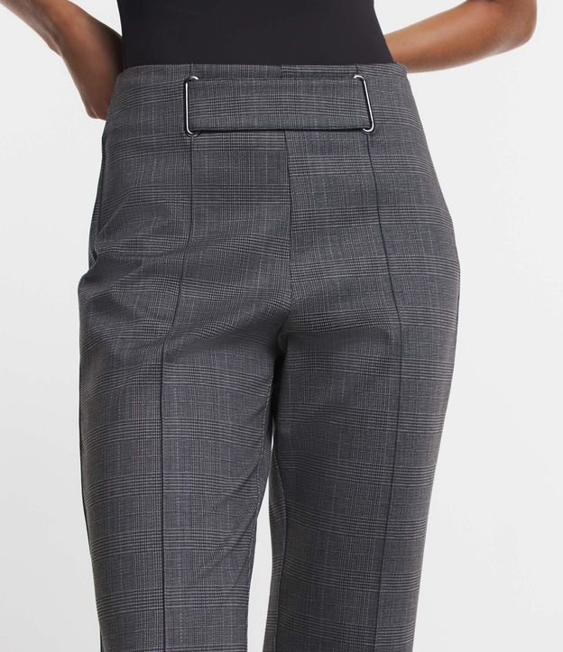 Calça Reta em Viscose com Estampa Xadrez e Cinto Embutido com Fivelas