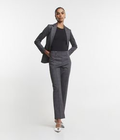 Calça Reta em Viscose com Estampa Xadrez e Cinto Embutido com Fivelas