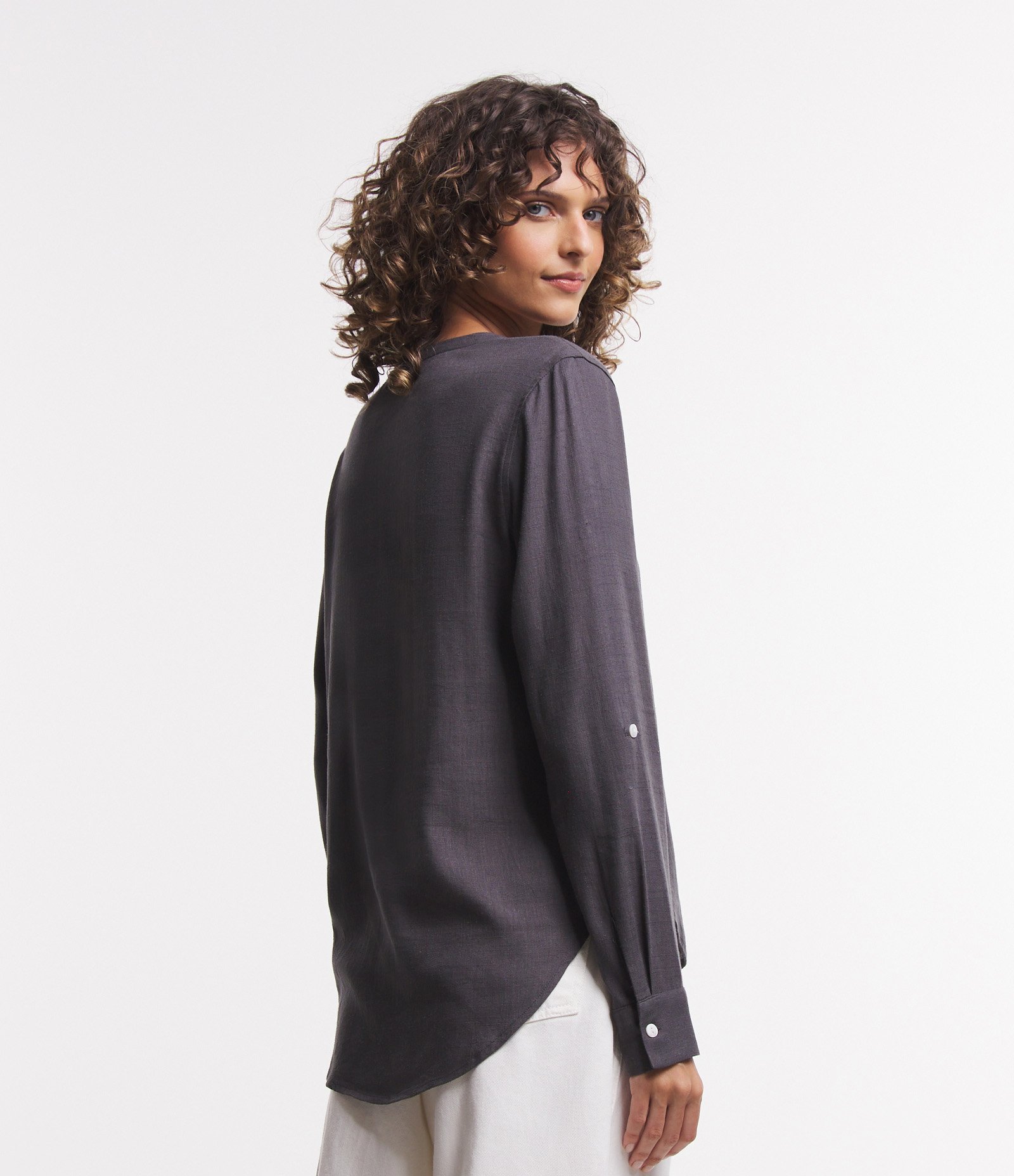 Camisa em Viscolinho com Abotoamento Frontal Cinza Chumbo 4