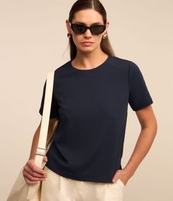 Blusa em Crepe com Gola Redonda e Pence na Lateral