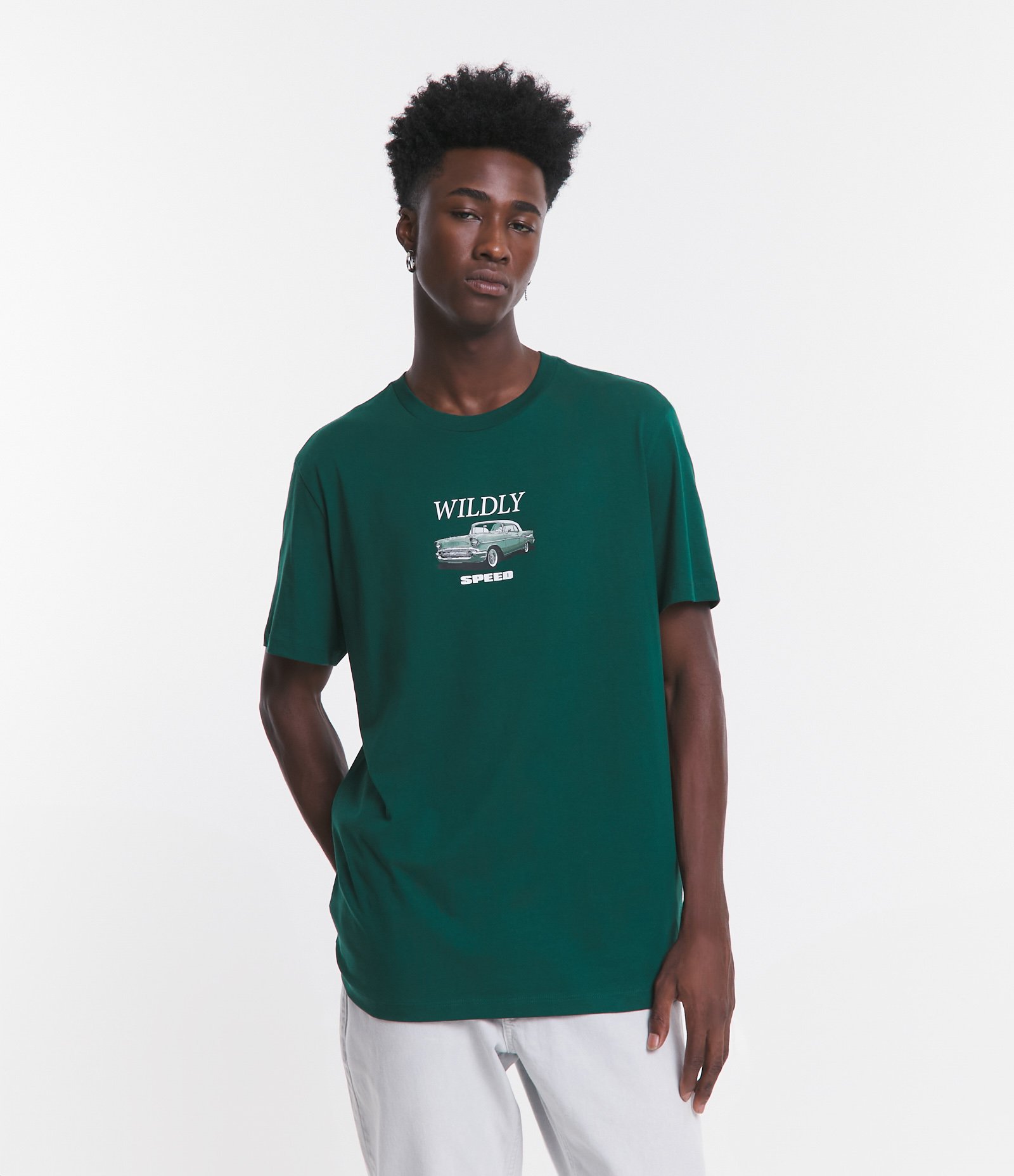 Camiseta Comfort em Meia Malha com Estampa Wildly Speed Car Verde 1