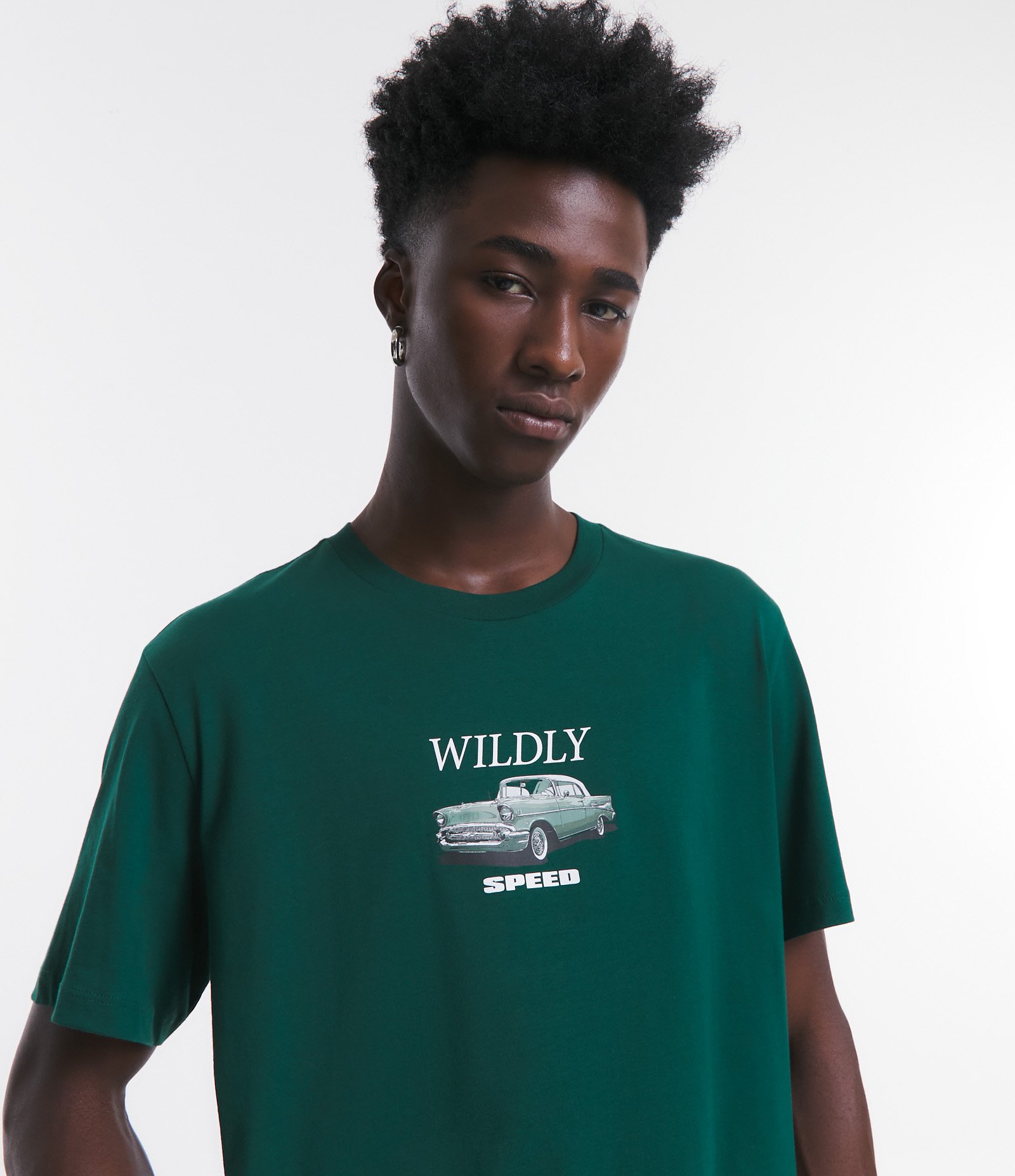 Camiseta Comfort em Meia Malha com Estampa Wildly Speed Car Verde 4