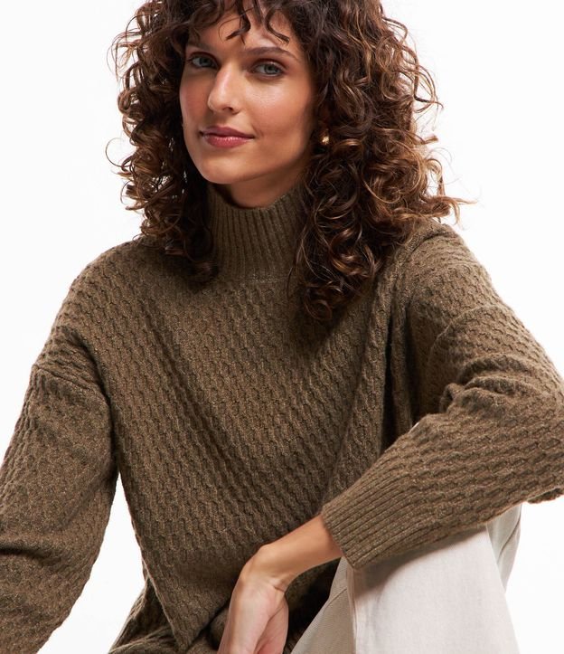 Suéter em Tricô Texturizado com Gola Alta