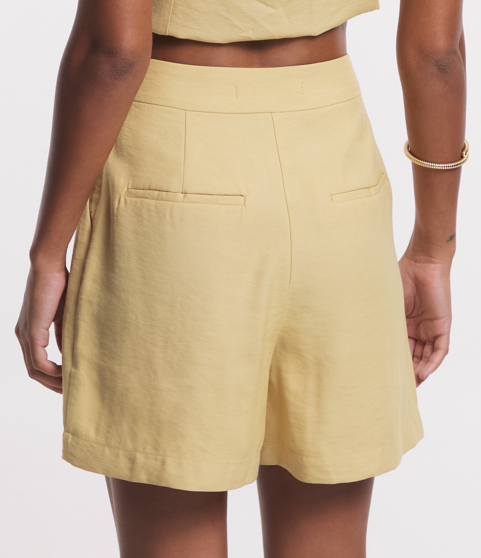 Bermuda Alfaiatada em Viscose com Pregas e Bolsos Bege 2