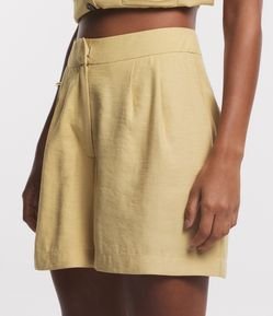 Bermuda Alfaiatada em Viscose com Pregas e Bolsos