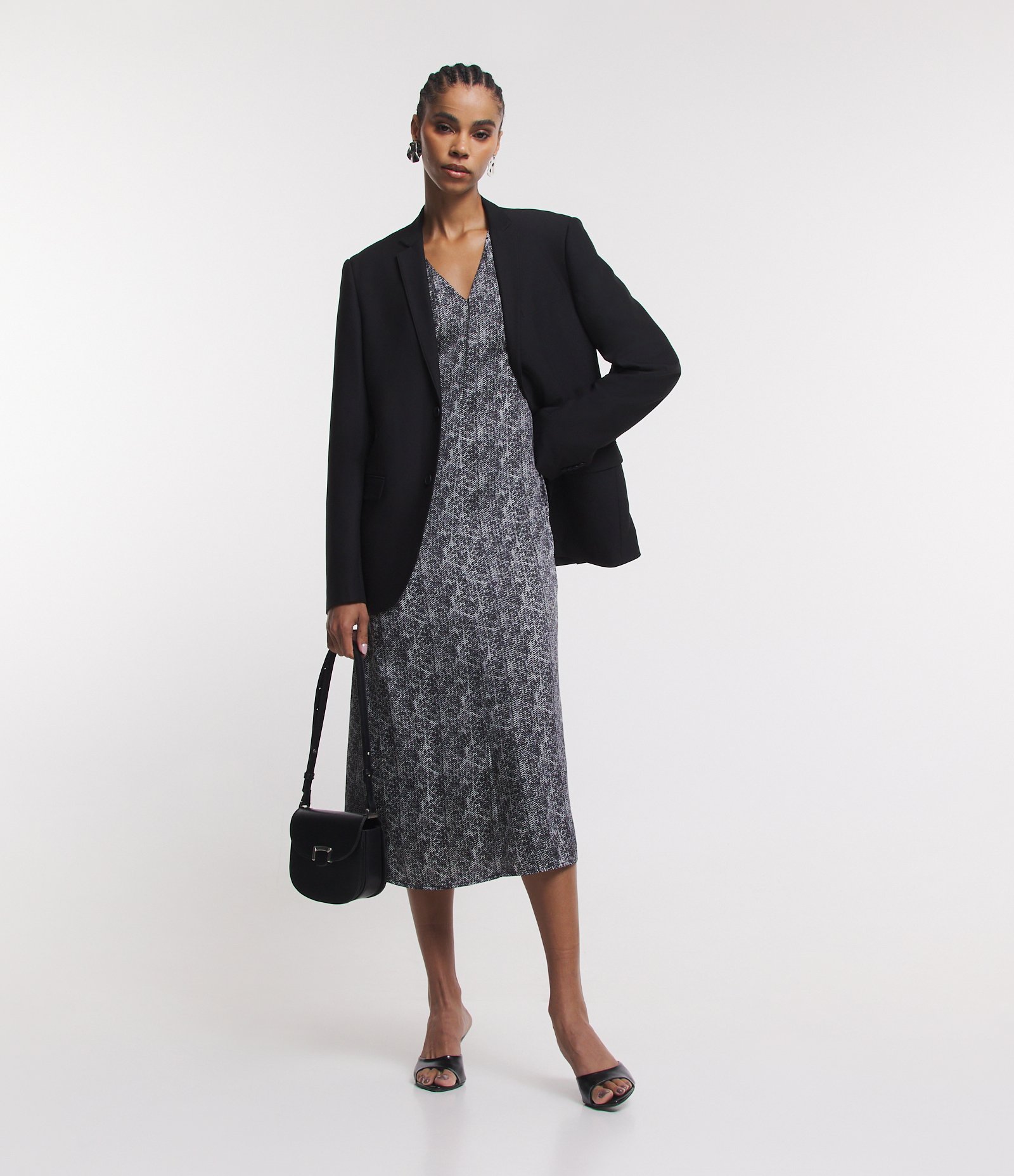 Vestido Midi em Tecido Acetinado com Estampa Abstrata Preto/ Branco 1