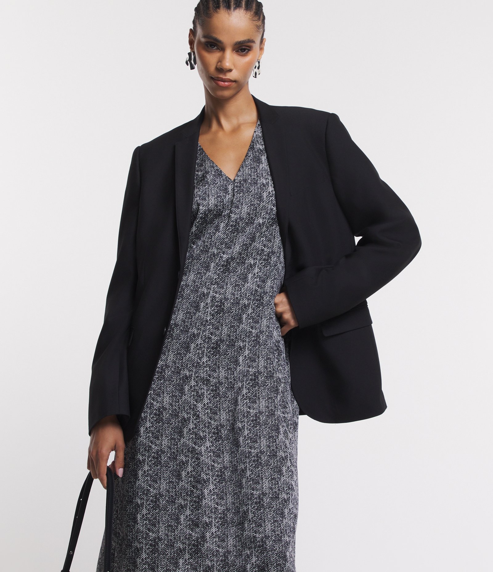 Vestido Midi em Tecido Acetinado com Estampa Abstrata Preto/ Branco 2