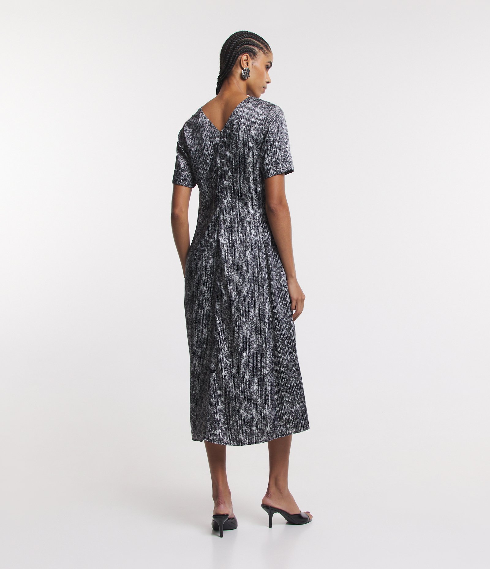 Vestido Midi em Tecido Acetinado com Estampa Abstrata Preto/ Branco 3